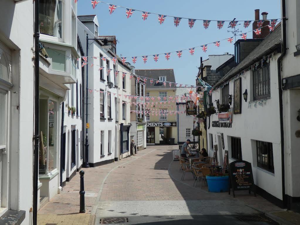 Ocean Backpackers Hostel Ilfracombe Exterior photo